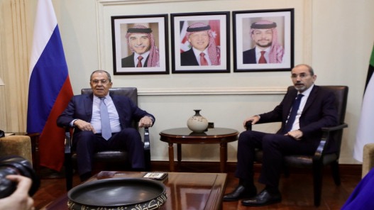 وزير الخارجية يبحث مع نظيره الروسي