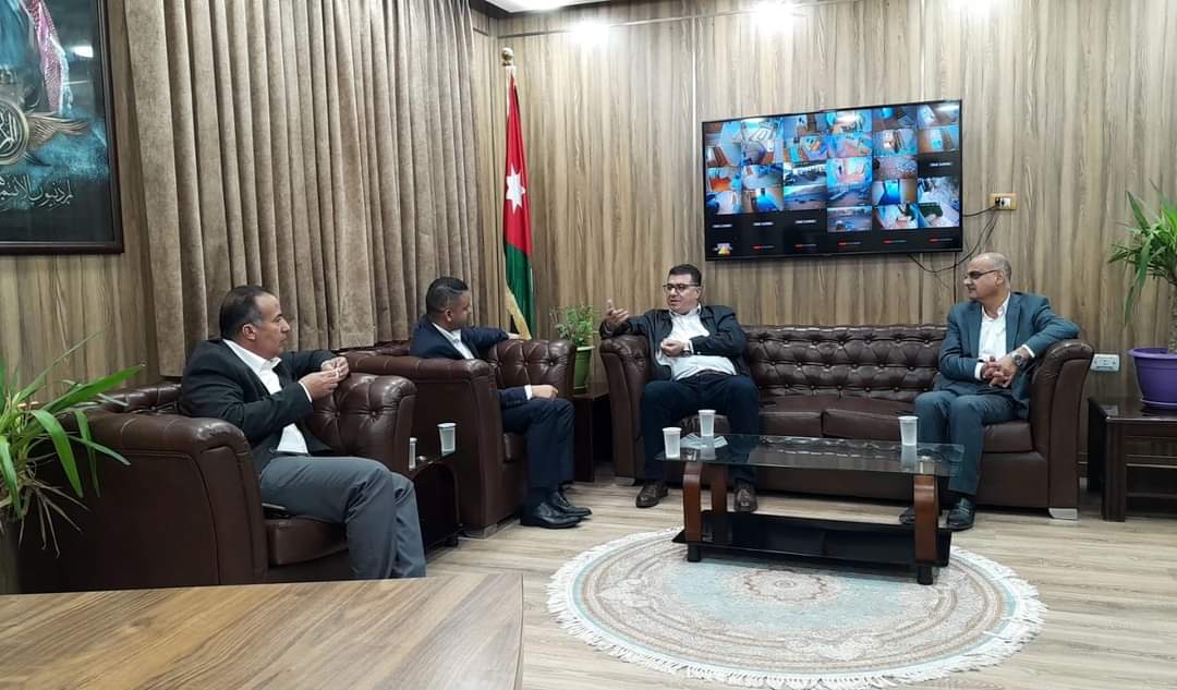 الحنيفات يطلع على مشروع الزراعة المائية