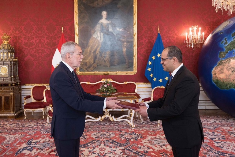 السفير أبو الفول يقدم أوراق اعتماده