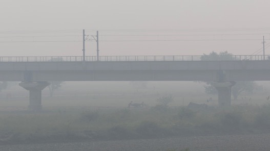 نيودلهي تكافح تلوث الهواء الخطير وتغلق