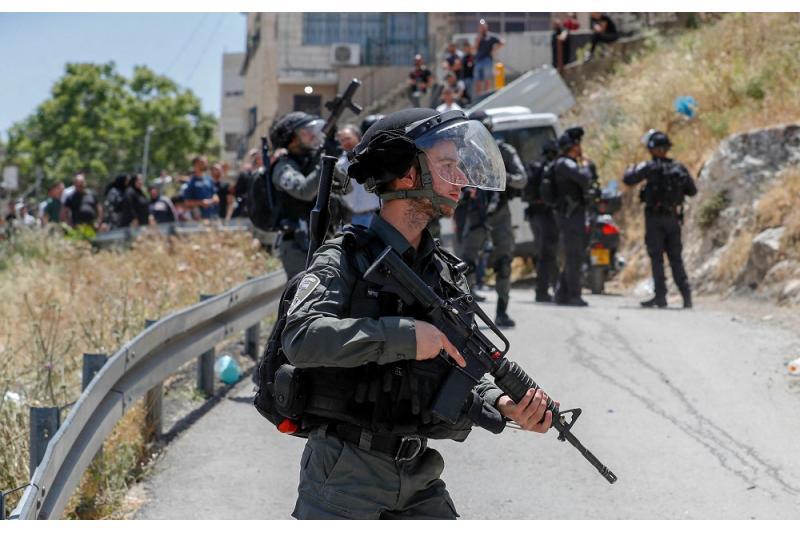 مستوطنون بحماية جنود الاحتلال يهاجمون منازل