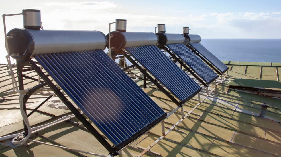 الخرابشة: تزويد 17 مدرسة بانظمة طاقة