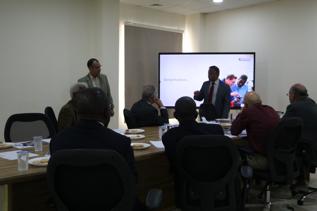 الخبير البريطاني جايا سنجي يزور جامعة