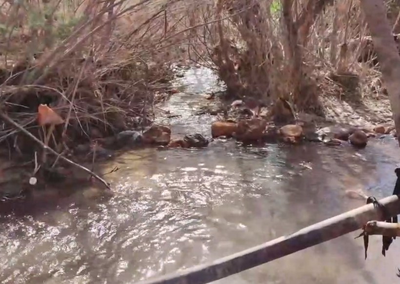 تفجر بئر مياه معدنية حارة في