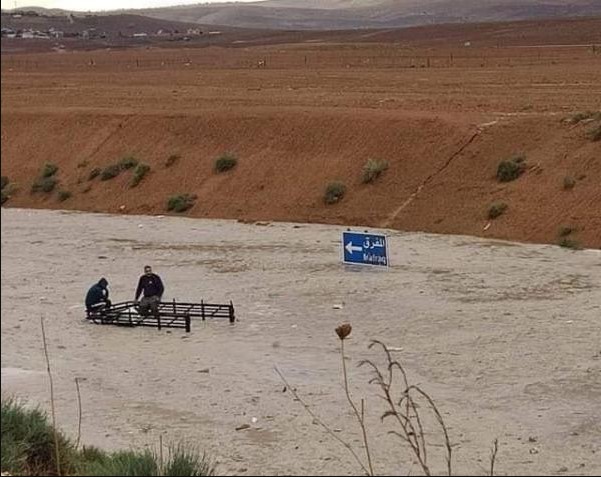 إنقاذ شخصين علقا لارتفاع منسوب المياه