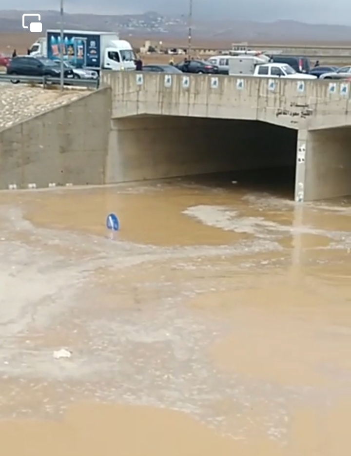 الأمطار الغزيرة تغلق نفق حوشا بالمفرق