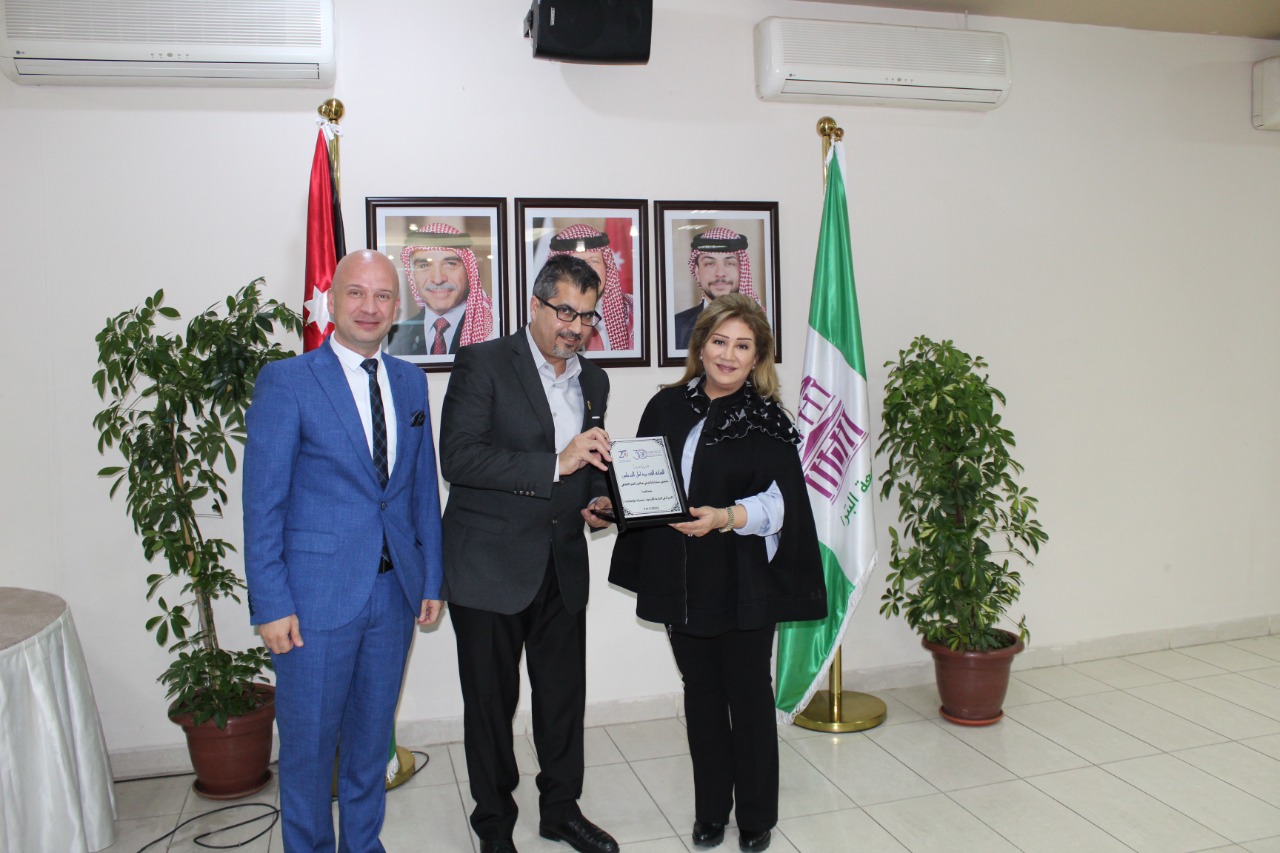 نادي جامعة البترا يستضيف الفنانة أمل