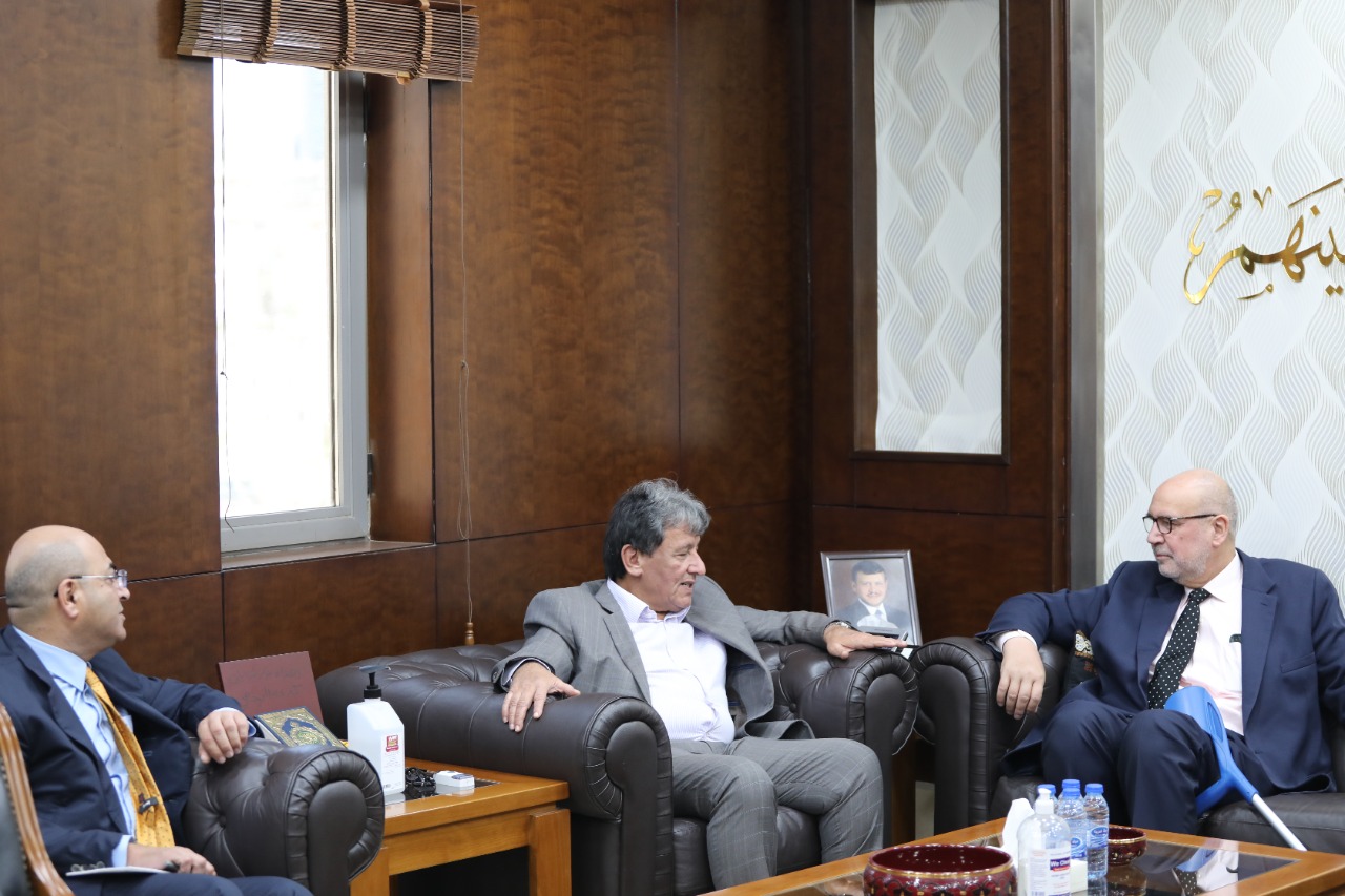 عزايزة يلتقي السفير التشيلي