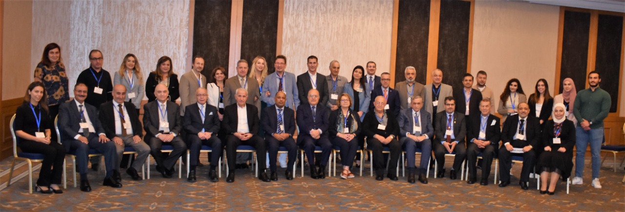 رئيس جامعة البترا يستعرض تجربة الجامعة