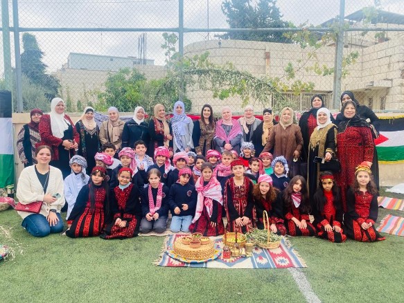 مدرسة الحكمة الأساسية تجمع طلبتها بجداتهم