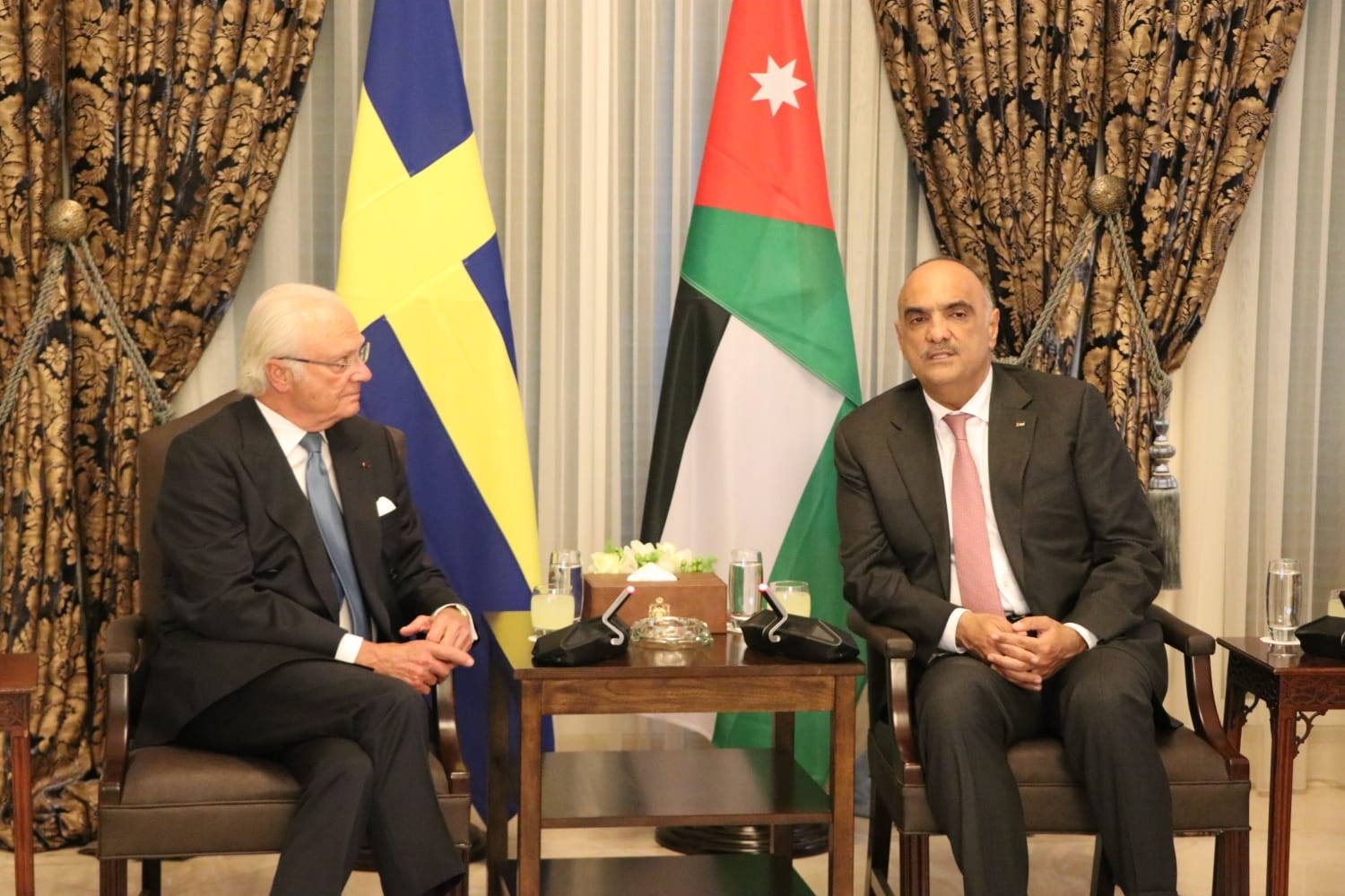 الخصاونة يلتقي ملك السويد ويؤكد العلاقات