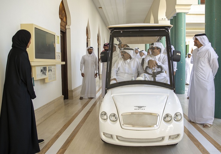 ظهور لافت لأمير قطر رفقة والده