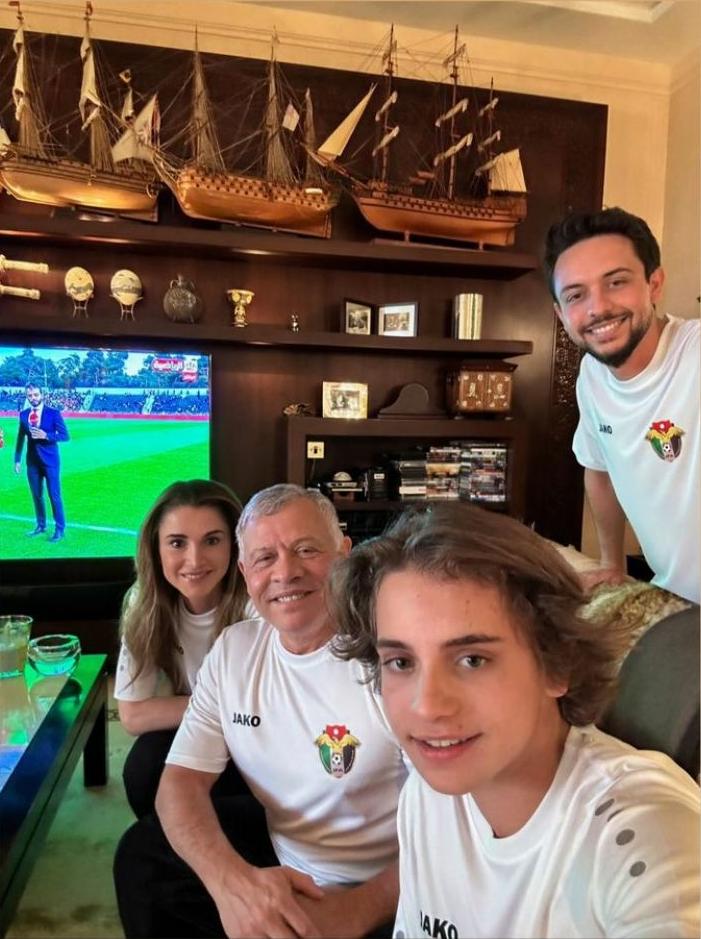 الملك برفقة الملكة وولي العهد والامير