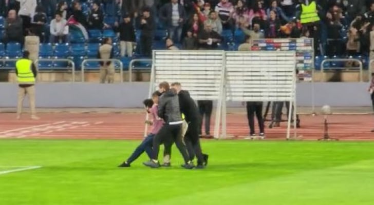 شخص يقتحم ستاد عمان لأخذ صورة