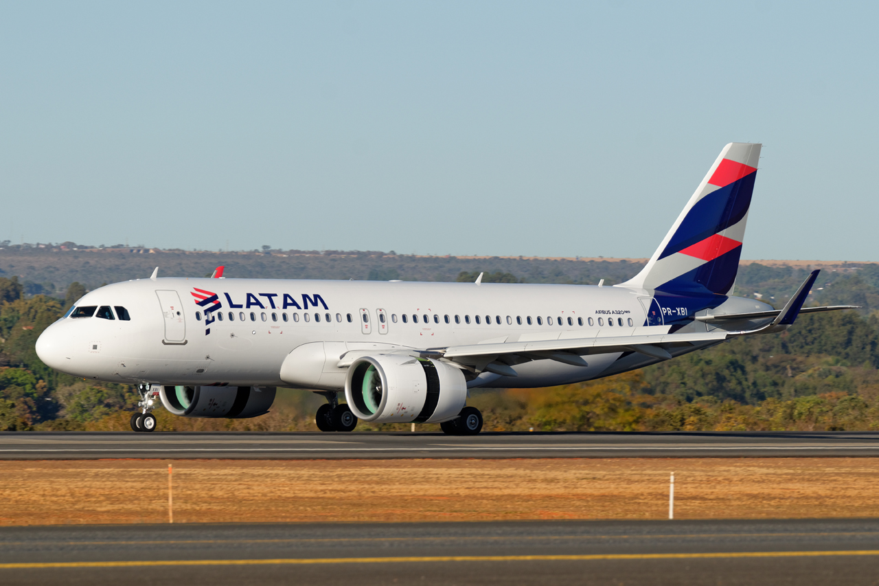 مقتل شخصين إثر اصطدام طائرة بسيارة