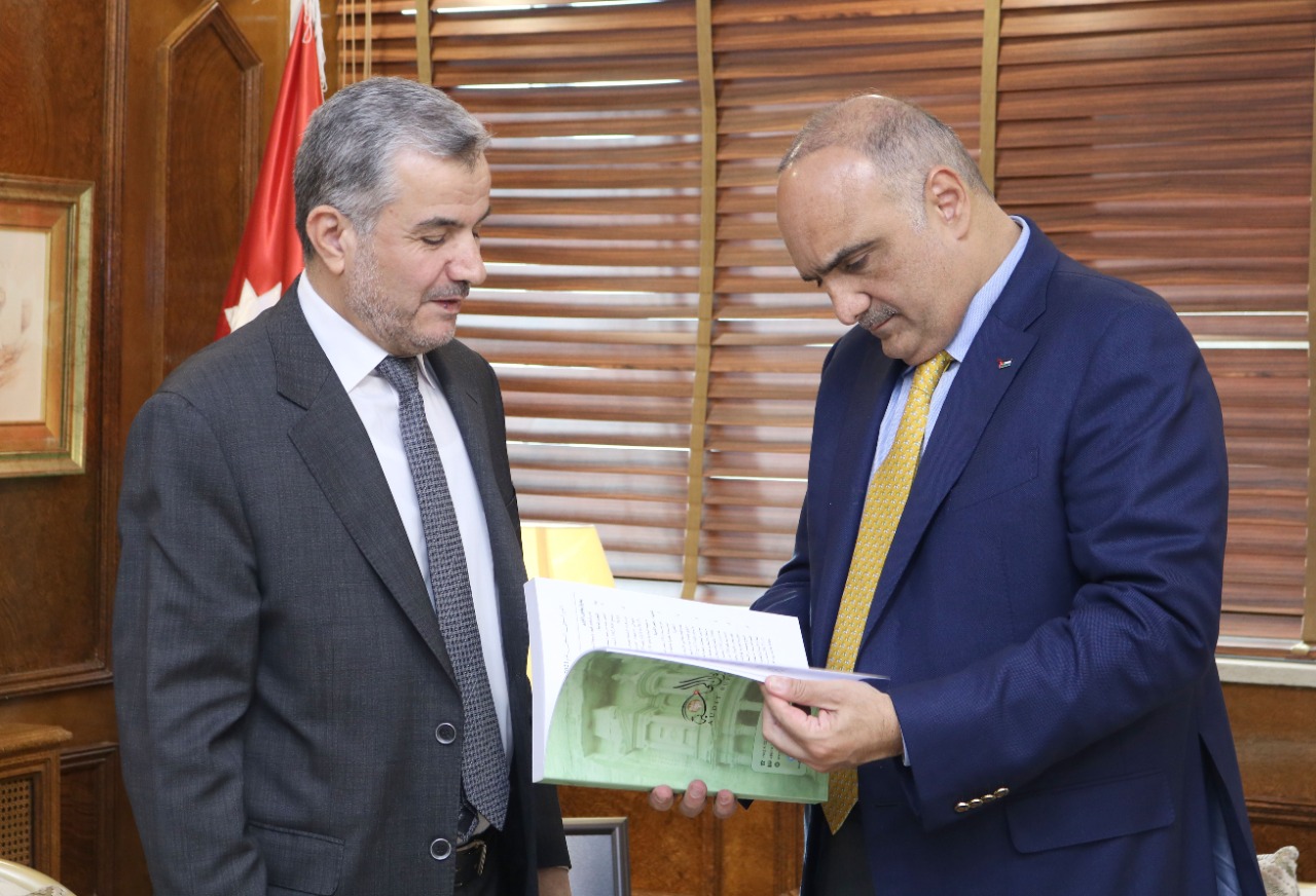 رئيس الوزراء يؤكد الالتزام بالمحافظة على