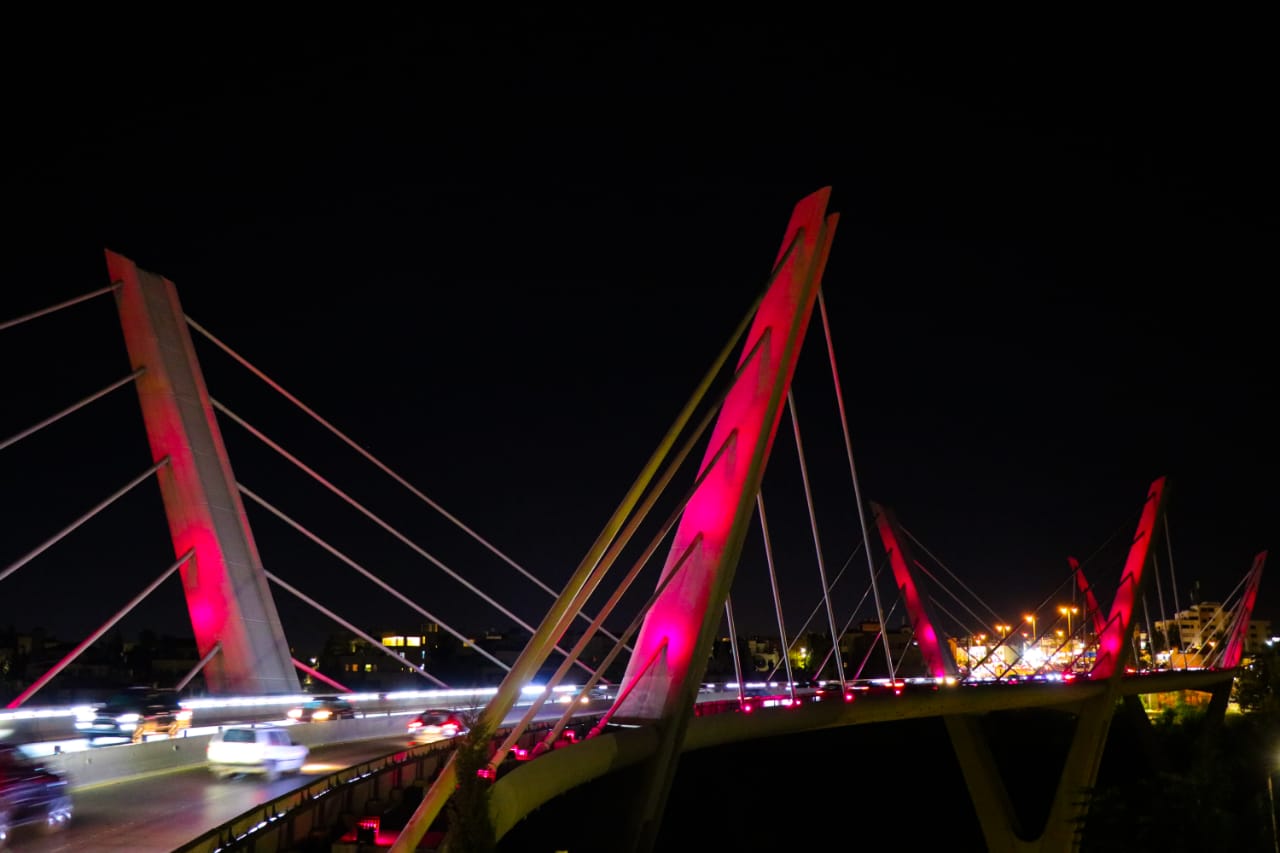 أمانة عمّان تضيء جسر عبدون باللون