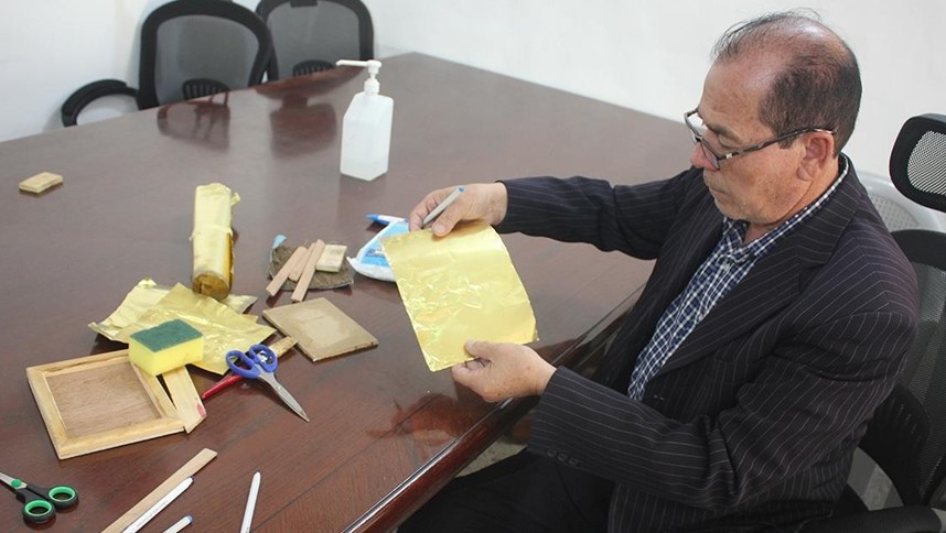 الصمادي.. أردني يبدع بتشكيل اللوحات عبر