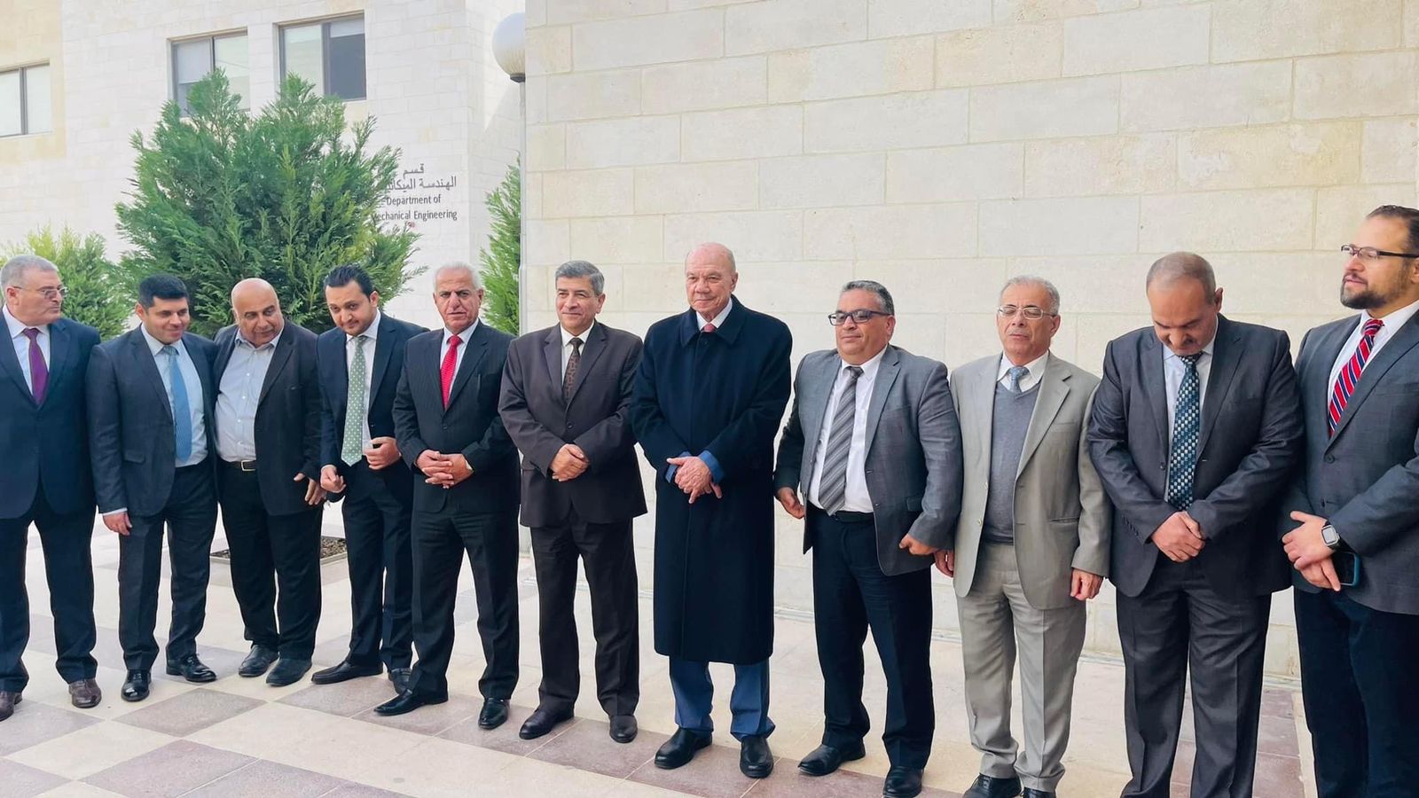 الفايز يفتتح معرض لوحة الأمل في