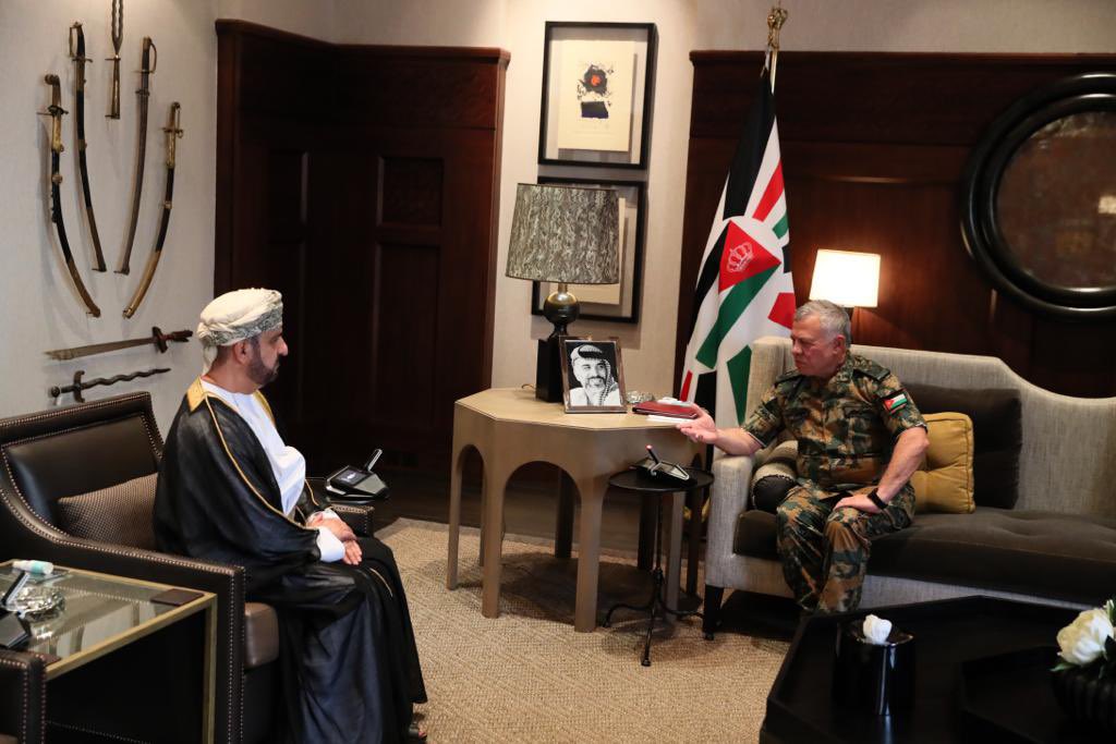 الملك عبدالله الثاني يستقبل السفير العماني