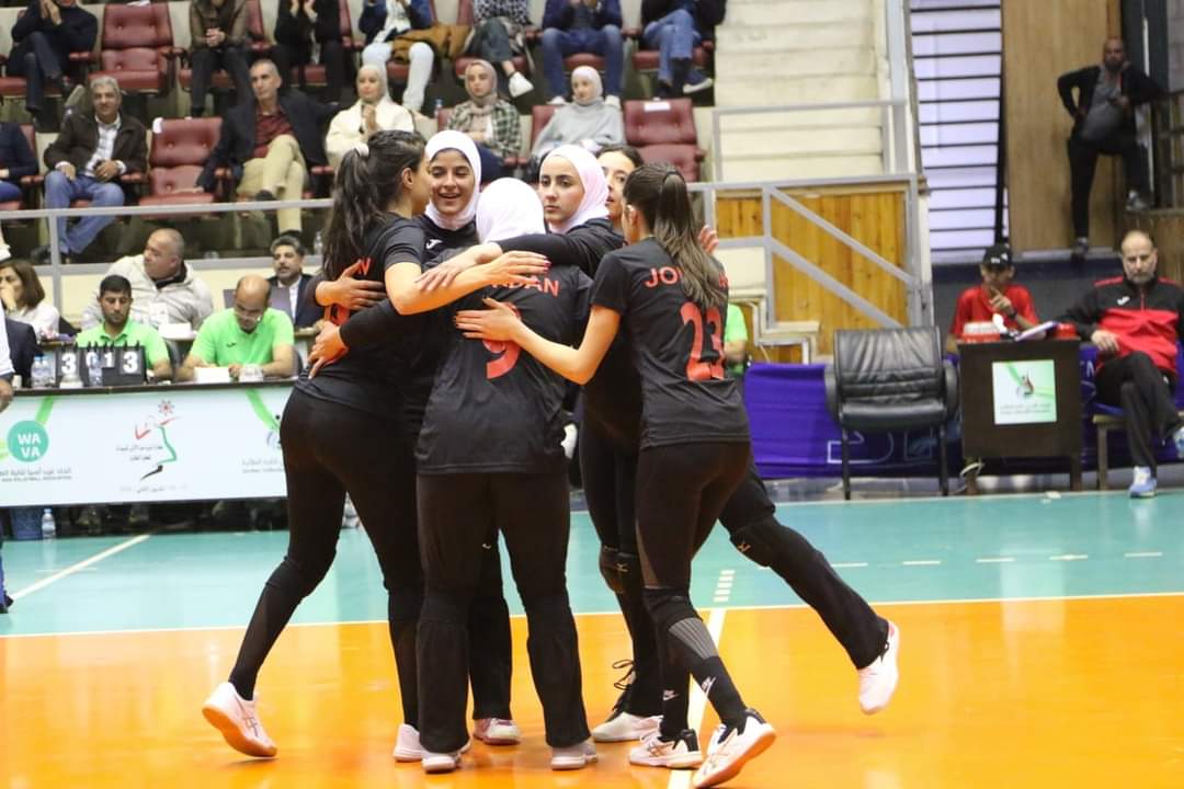 الأمير فيصل يهنئ نشميات كرة الطائرة