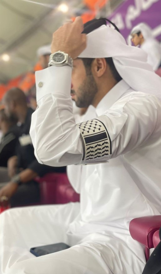 الشارات الفلسطينية على ايدي القطريين في