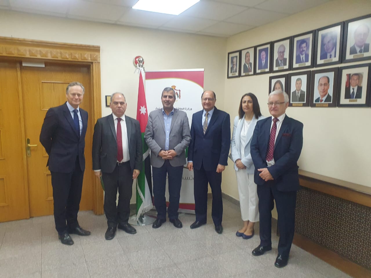 الخرابشة يدعو لربط كهربائي يزود أوروبا