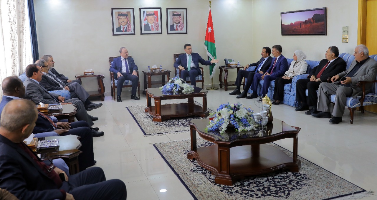 الصفدي يلتقي رؤساء لجان المخيمات ويؤكد