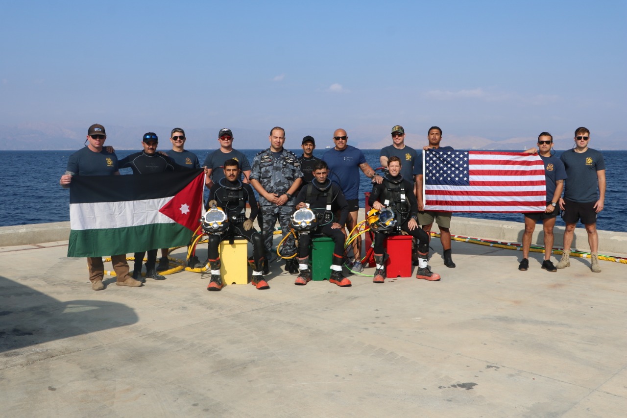 القوة البحرية والزوارق الملكية تنفذ تدريبا