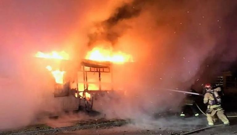 مصرع شخص وإصابة اثنين في انفجار