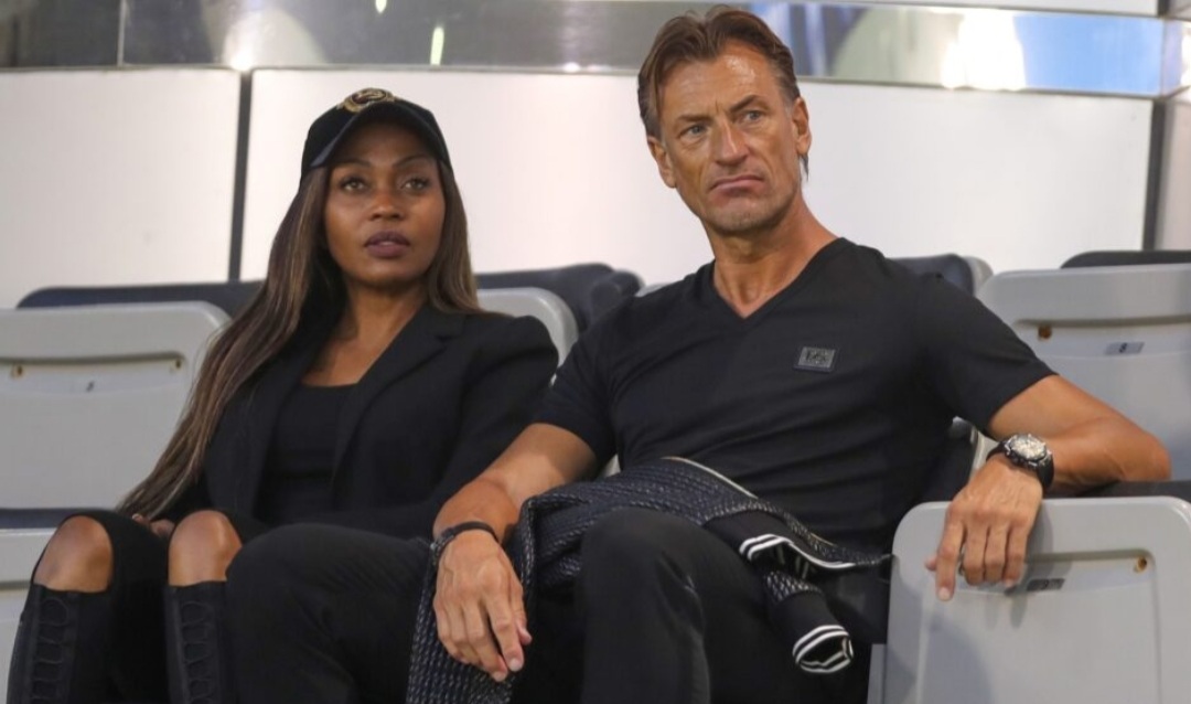 مدرب السعودية: زوجتي بولندية وسترتدي قميص