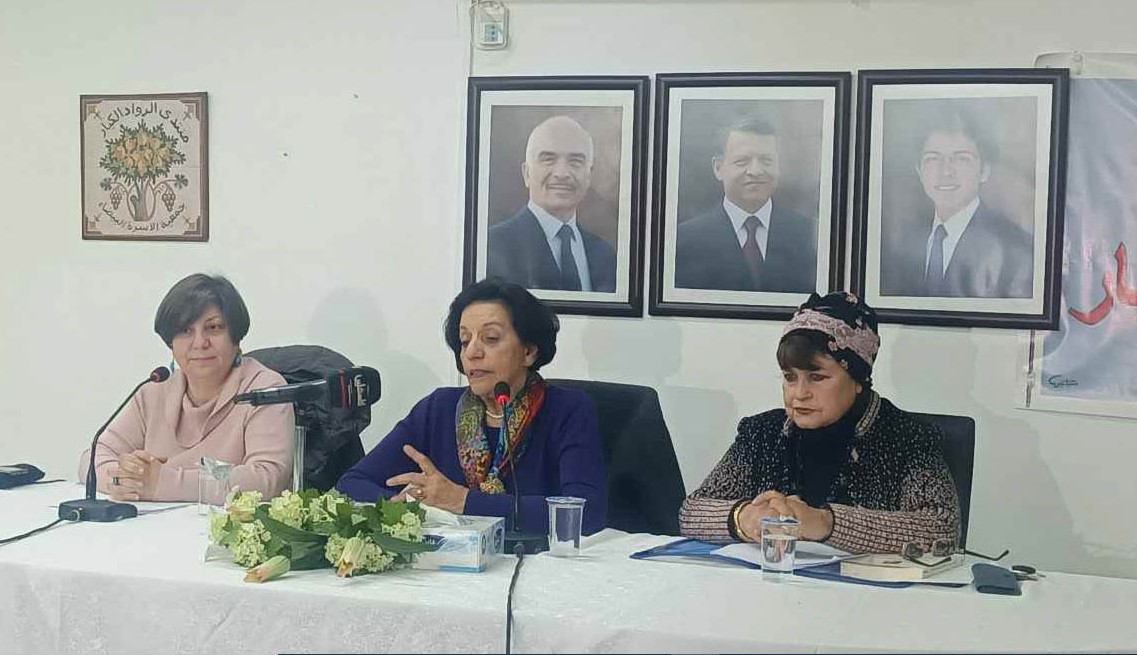 خديجة حباشنة توقع كتابها فرسان السينما