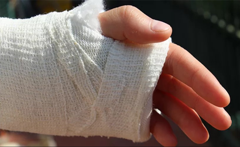 طالب يعتدي على مدير مدرسة ويكسر