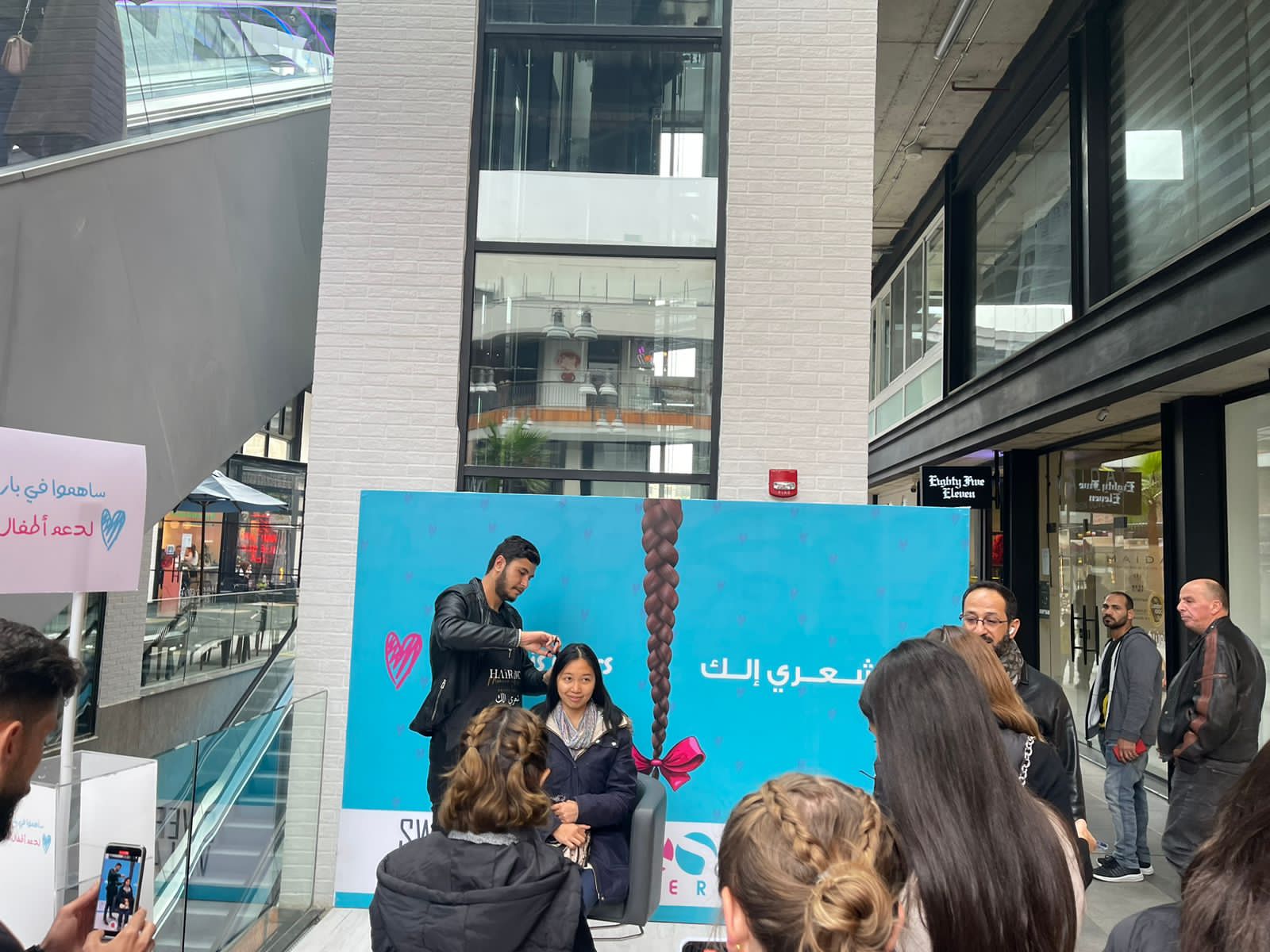 أردنيون يتبرعون بخصلة من شعر الرأس..