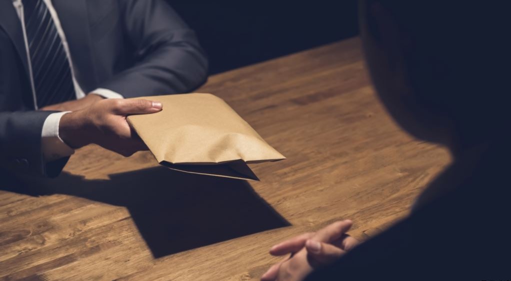 سجن 8 أشخاص استولوا على تبرعات