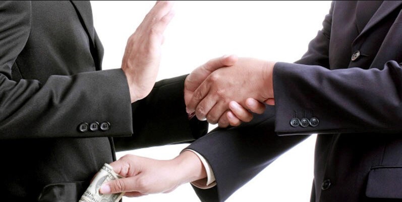 حبس مدققي حسابات وضريبة حكوميين بعد