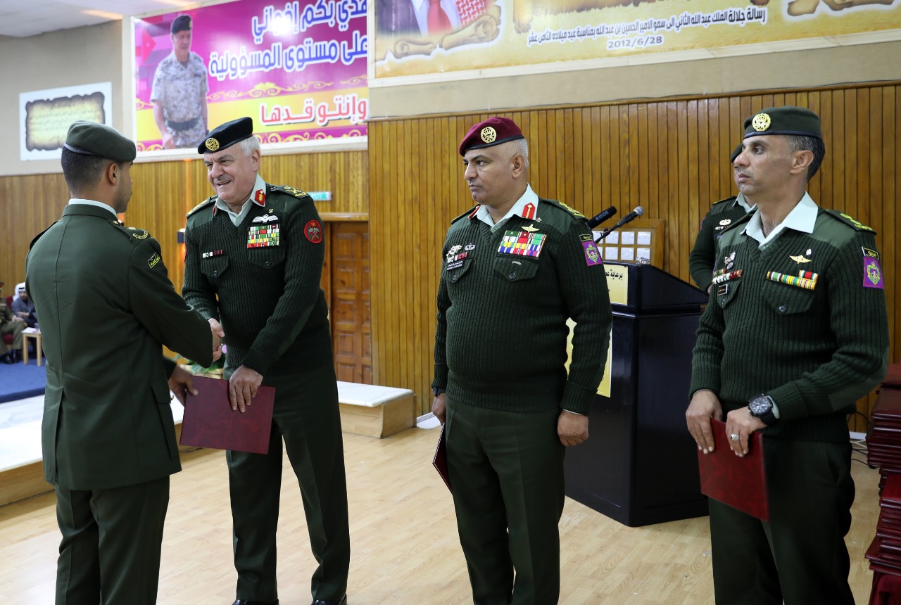 اللواء الركن الحنيطي يسلم الشهادات لخريجي