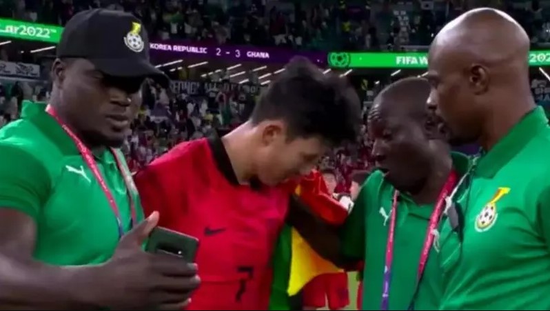 سون هيونغ-مين يبكي ومسؤول يصوره سيلفي..