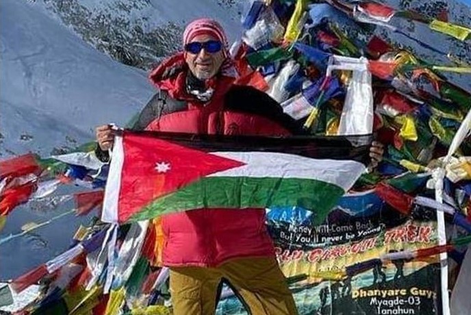 العرجان يرفع العلم الاردني على قمة