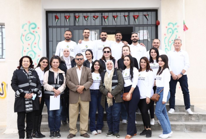 (الأردني الكويتي) يوزّع الملابس على طلاب