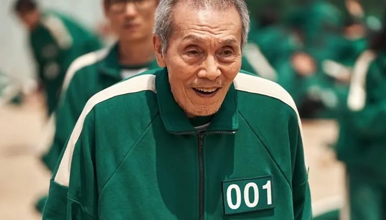 أمسكت يدها لأدلها على الطريق.. بطل