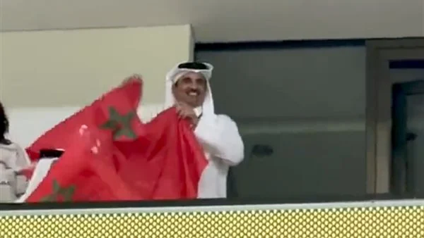 شاهد.. أمير قطر يشارك جماهير المغرب