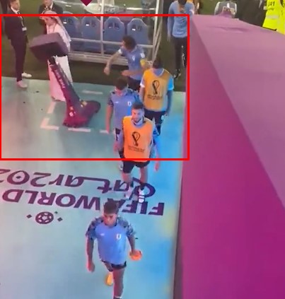 كافاني الغاضب يهاجم جهاز VAR.. فيديو