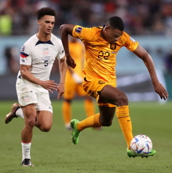 هولندا تهزم أمريكا بثلاثية وتحجز مقعدها