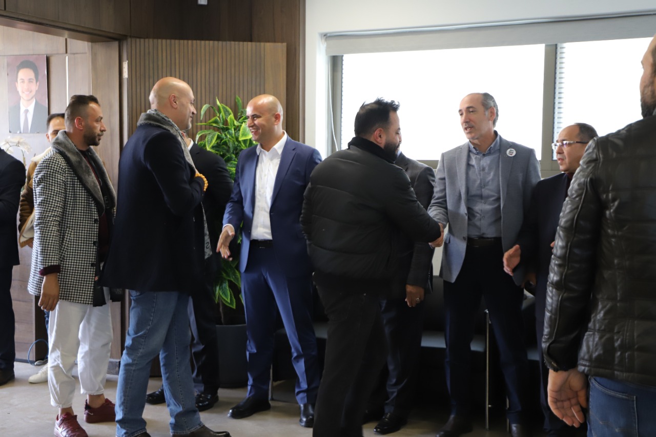 أكثر من 500 شركة من قطاعي