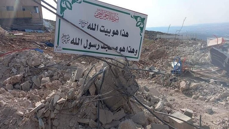 قوات الإحتلال تهدم مسجدا في الخليل