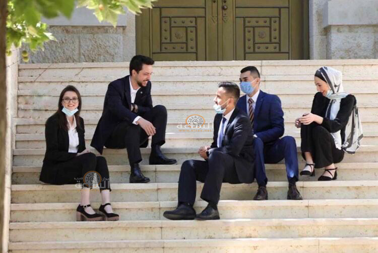 من هم هؤلاء الشباب الذين يجالسهم