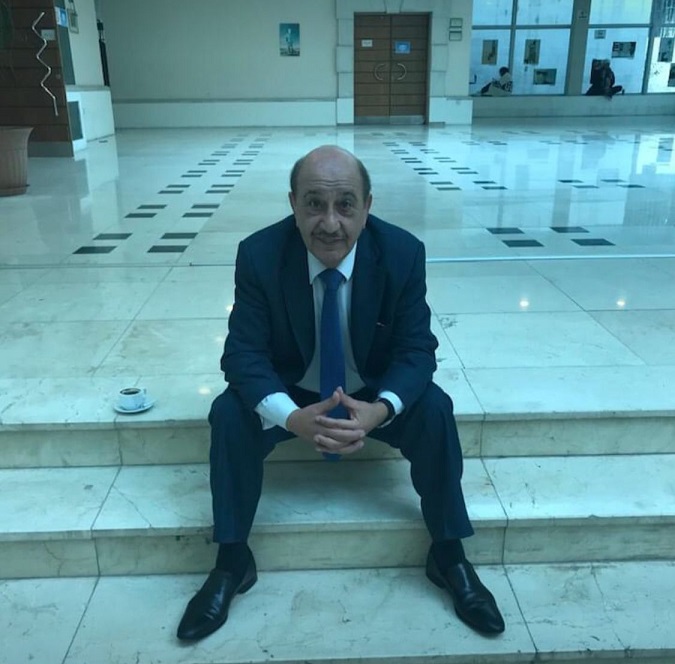 أمين المشاقبة.. على الدرج