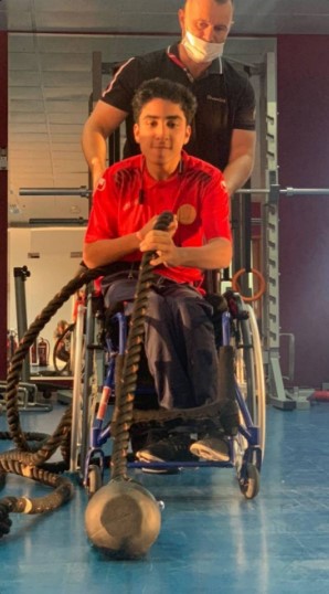 الإعلامية تغريد قرقودة تبارك للشاب الرمز