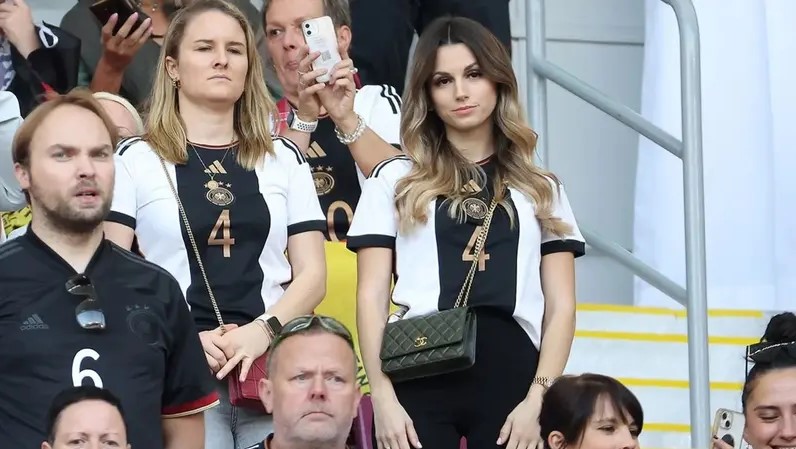 الألمان: النساء في المسبح.. ولاعبونا يعتنون